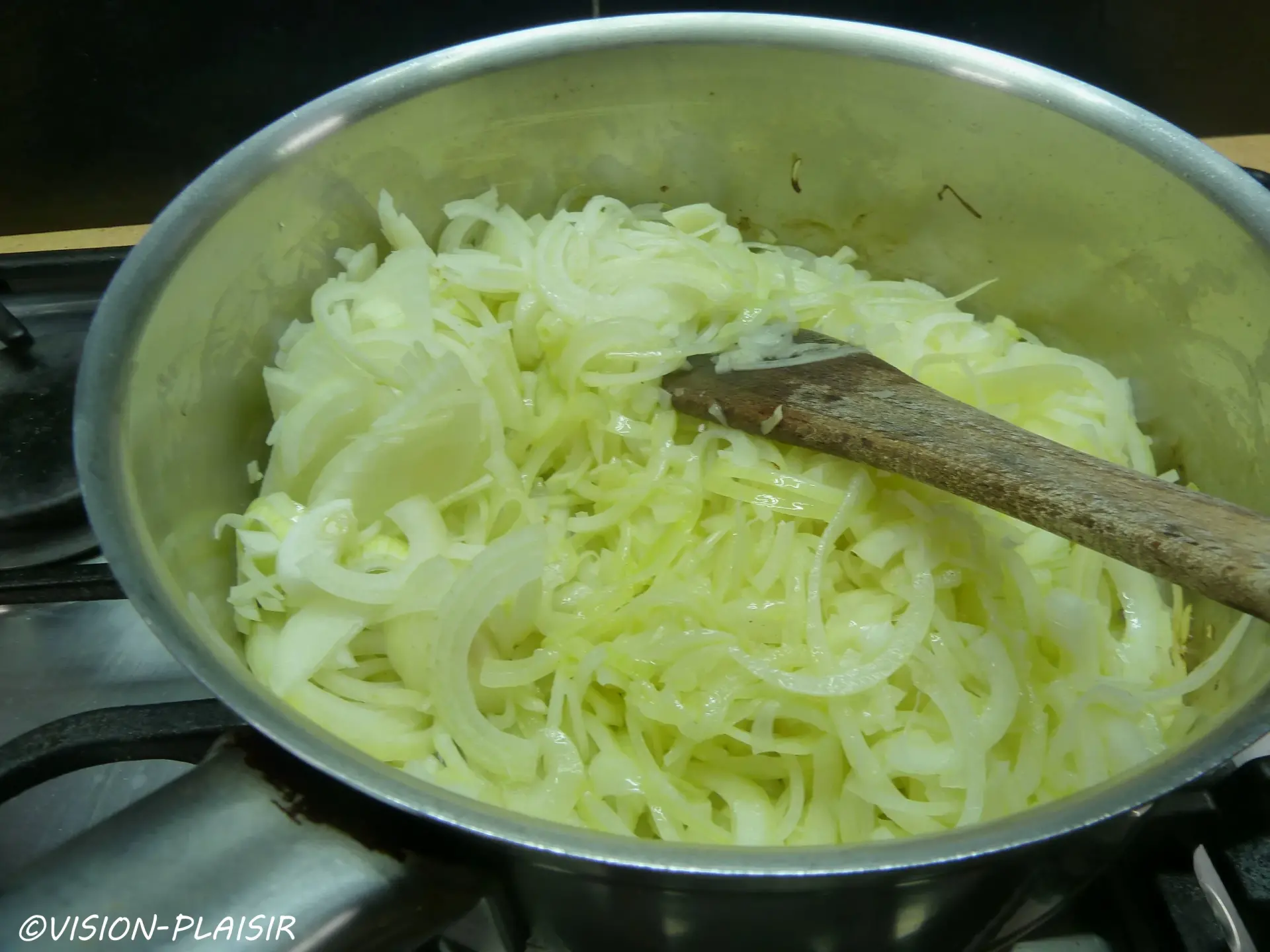 Tarte aux oignons en cuisson